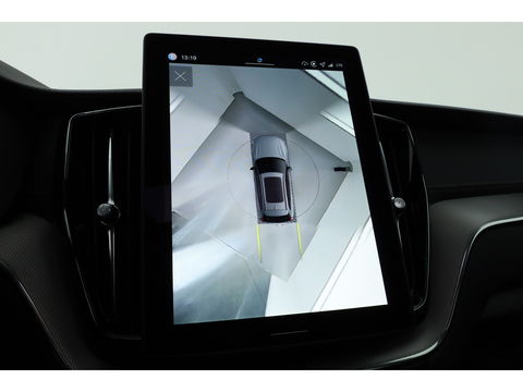 Volvo XC60 2.0 T6 Plug-in hybrid AWD Ultra Black Edition | Facelift | Luchtvering | Gelaagd glas | Trekhaak | ACC | 22 inch | Head-up | 360 cam | H&K audio | Pano |