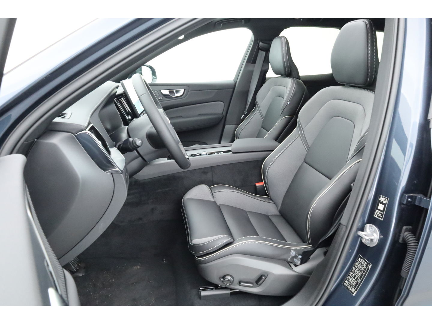 Volvo XC60 2.0 T6 Plug-in hybrid AWD Ultra Black Edition | Facelift | Luchtvering | Gelaagd glas | Trekhaak | ACC | 22 inch | Head-up | 360 cam | H&K audio | Pano |