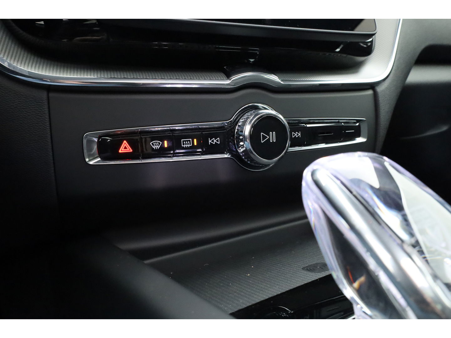 Volvo XC60 2.0 T6 Plug-in hybrid AWD Ultra Black Edition | Facelift | Luchtvering | Gelaagd glas | Trekhaak | ACC | 22 inch | Head-up | 360 cam | H&K audio | Pano |