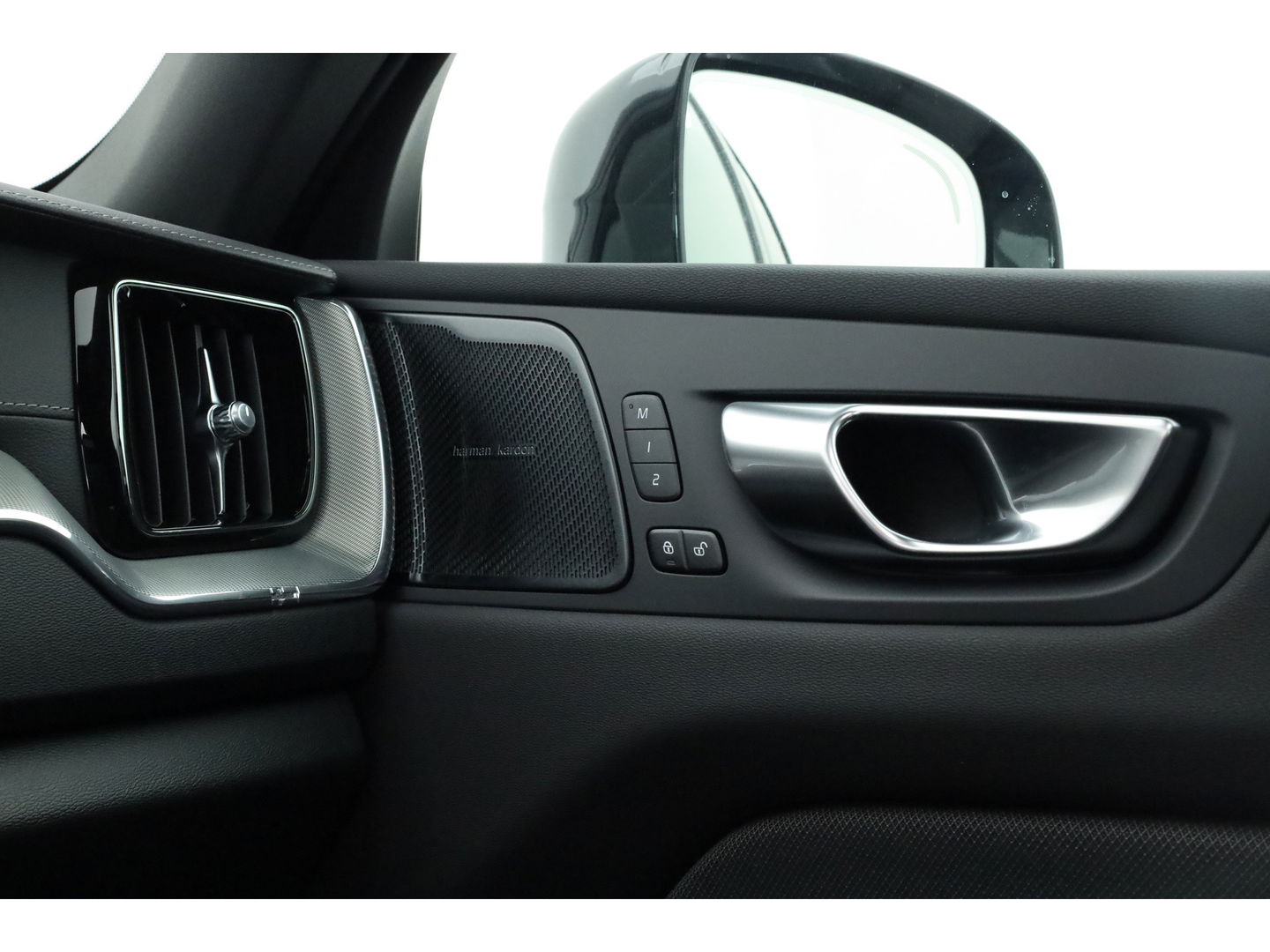 Volvo XC60 2.0 T6 Plug-in hybrid AWD Ultra Black Edition | Facelift | Luchtvering | Gelaagd glas | Trekhaak | ACC | 22 inch | Head-up | 360 cam | H&K audio | Pano |