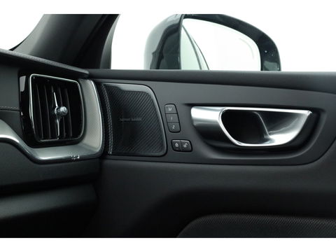 Volvo XC60 2.0 T6 Plug-in hybrid AWD Ultra Black Edition | Facelift | Luchtvering | Gelaagd glas | Trekhaak | ACC | 22 inch | Head-up | 360 cam | H&K audio | Pano |