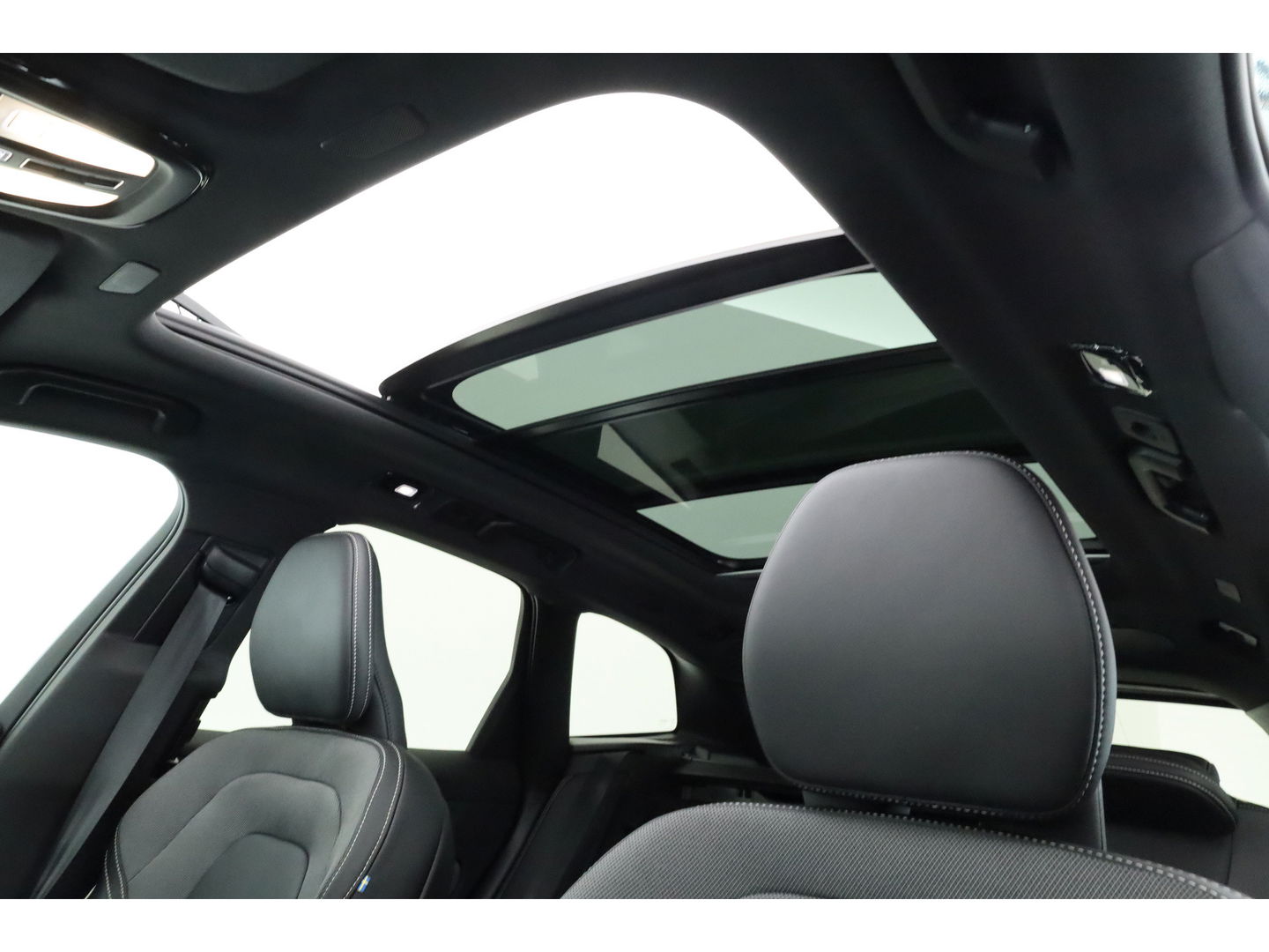 Volvo XC60 2.0 T6 Plug-in hybrid AWD Ultra Black Edition | Facelift | Luchtvering | Gelaagd glas | Trekhaak | ACC | 22 inch | Head-up | 360 cam | H&K audio | Pano |