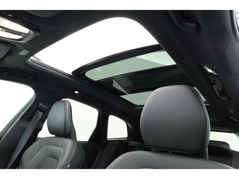 Volvo XC60 2.0 T6 Plug-in hybrid AWD Ultra Black Edition | Facelift | Luchtvering | Gelaagd glas | Trekhaak | ACC | 22 inch | Head-up | 360 cam | H&K audio | Pano |