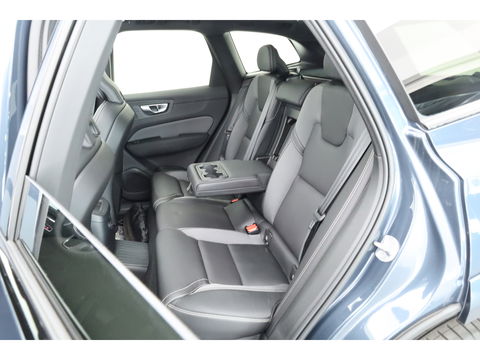 Volvo XC60 2.0 T6 Plug-in hybrid AWD Ultra Black Edition | Facelift | Luchtvering | Gelaagd glas | Trekhaak | ACC | 22 inch | Head-up | 360 cam | H&K audio | Pano |