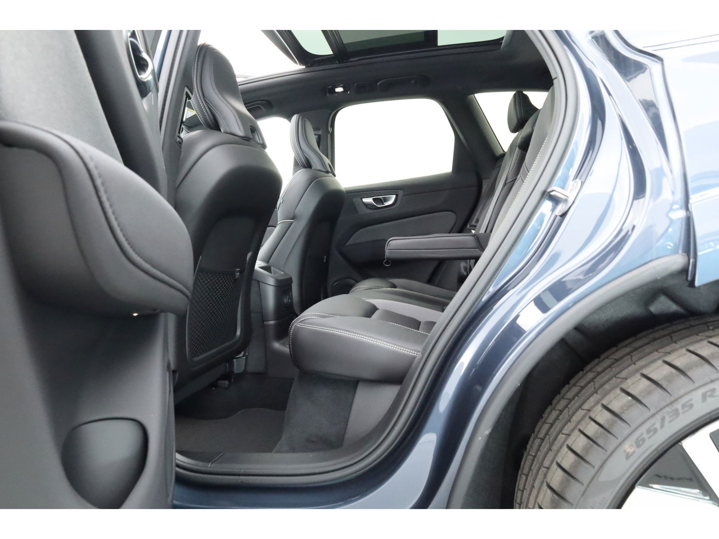 Volvo XC60 2.0 T6 Plug-in hybrid AWD Ultra Black Edition | Facelift | Luchtvering | Gelaagd glas | Trekhaak | ACC | 22 inch | Head-up | 360 cam | H&K audio | Pano |