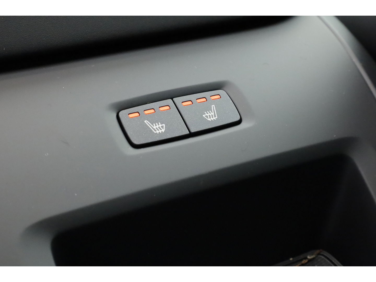 Volvo XC60 2.0 T6 Plug-in hybrid AWD Ultra Black Edition | Facelift | Luchtvering | Gelaagd glas | Trekhaak | ACC | 22 inch | Head-up | 360 cam | H&K audio | Pano |