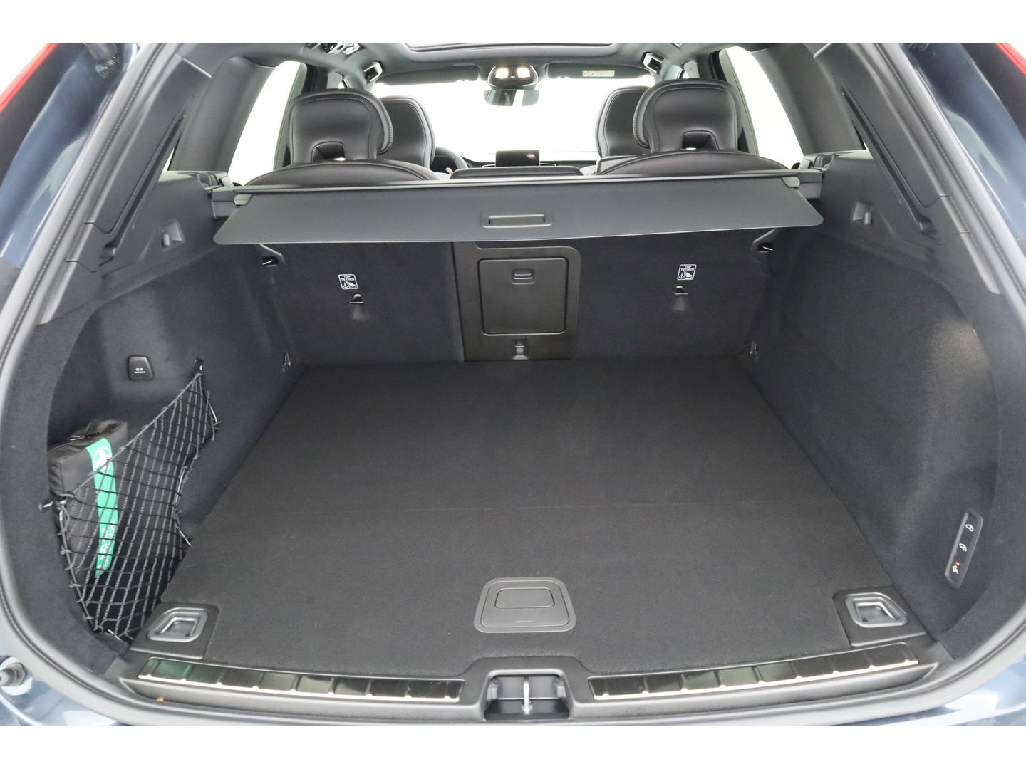 Volvo XC60 2.0 T6 Plug-in hybrid AWD Ultra Black Edition | Facelift | Luchtvering | Gelaagd glas | Trekhaak | ACC | 22 inch | Head-up | 360 cam | H&K audio | Pano |