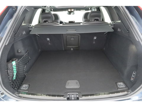 Volvo XC60 2.0 T6 Plug-in hybrid AWD Ultra Black Edition | Facelift | Luchtvering | Gelaagd glas | Trekhaak | ACC | 22 inch | Head-up | 360 cam | H&K audio | Pano |