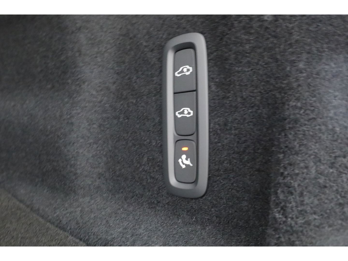 Volvo XC60 2.0 T6 Plug-in hybrid AWD Ultra Black Edition | Facelift | Luchtvering | Gelaagd glas | Trekhaak | ACC | 22 inch | Head-up | 360 cam | H&K audio | Pano |