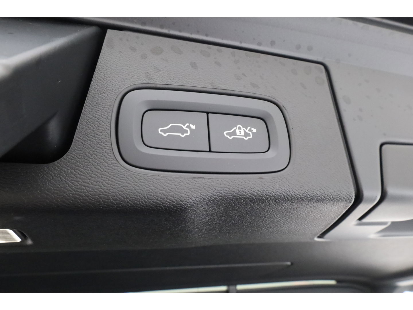 Volvo XC60 2.0 T6 Plug-in hybrid AWD Ultra Black Edition | Facelift | Luchtvering | Gelaagd glas | Trekhaak | ACC | 22 inch | Head-up | 360 cam | H&K audio | Pano |