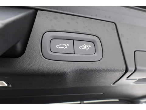 Volvo XC60 2.0 T6 Plug-in hybrid AWD Ultra Black Edition | Facelift | Luchtvering | Gelaagd glas | Trekhaak | ACC | 22 inch | Head-up | 360 cam | H&K audio | Pano |