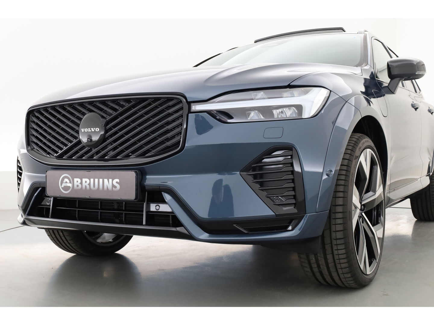 Volvo XC60 2.0 T6 Plug-in hybrid AWD Ultra Black Edition | Facelift | Luchtvering | Gelaagd glas | Trekhaak | ACC | 22 inch | Head-up | 360 cam | H&K audio | Pano |