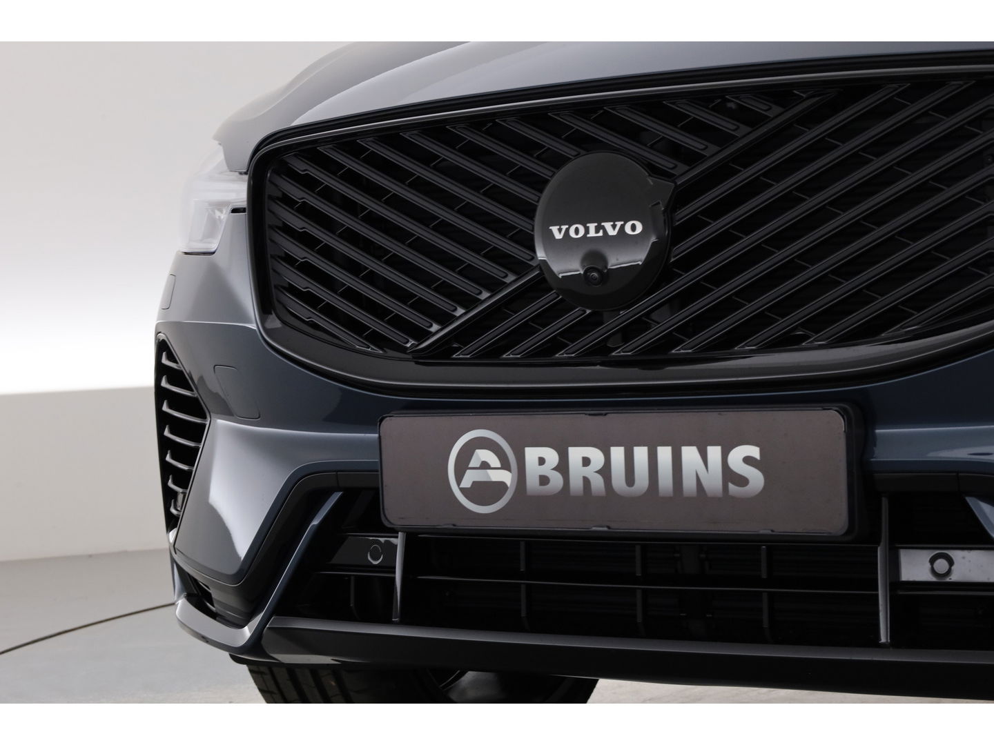 Volvo XC60 2.0 T6 Plug-in hybrid AWD Ultra Black Edition | Facelift | Luchtvering | Gelaagd glas | Trekhaak | ACC | 22 inch | Head-up | 360 cam | H&K audio | Pano |