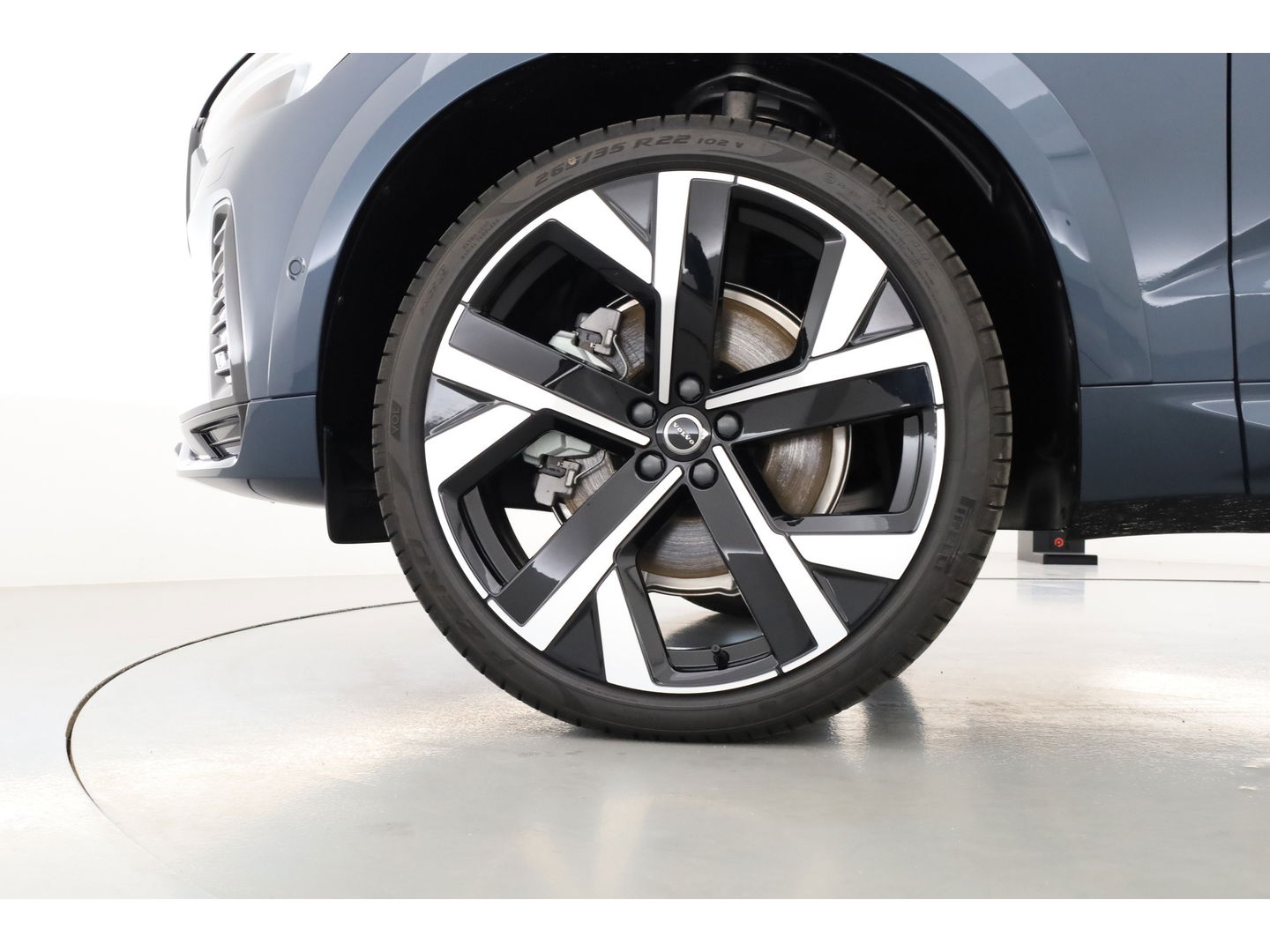 Volvo XC60 2.0 T6 Plug-in hybrid AWD Ultra Black Edition | Facelift | Luchtvering | Gelaagd glas | Trekhaak | ACC | 22 inch | Head-up | 360 cam | H&K audio | Pano |