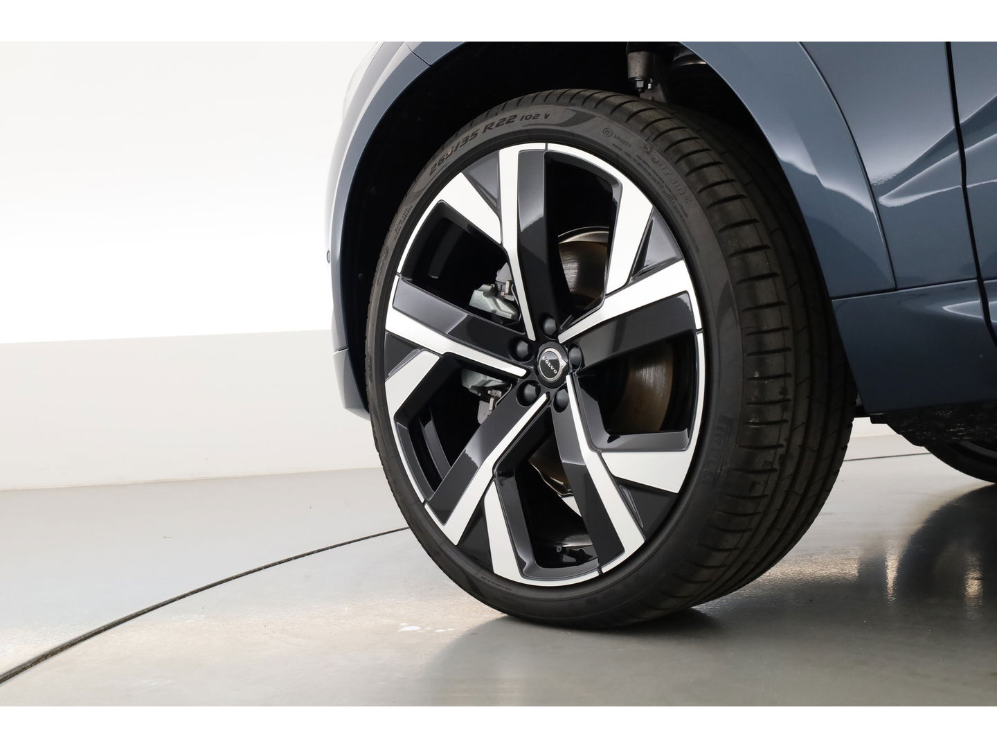 Volvo XC60 2.0 T6 Plug-in hybrid AWD Ultra Black Edition | Facelift | Luchtvering | Gelaagd glas | Trekhaak | ACC | 22 inch | Head-up | 360 cam | H&K audio | Pano |