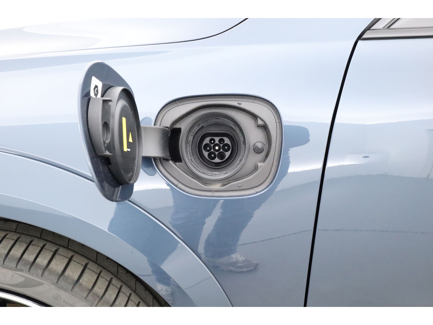 Volvo XC60 2.0 T6 Plug-in hybrid AWD Ultra Black Edition | Facelift | Luchtvering | Gelaagd glas | Trekhaak | ACC | 22 inch | Head-up | 360 cam | H&K audio | Pano |