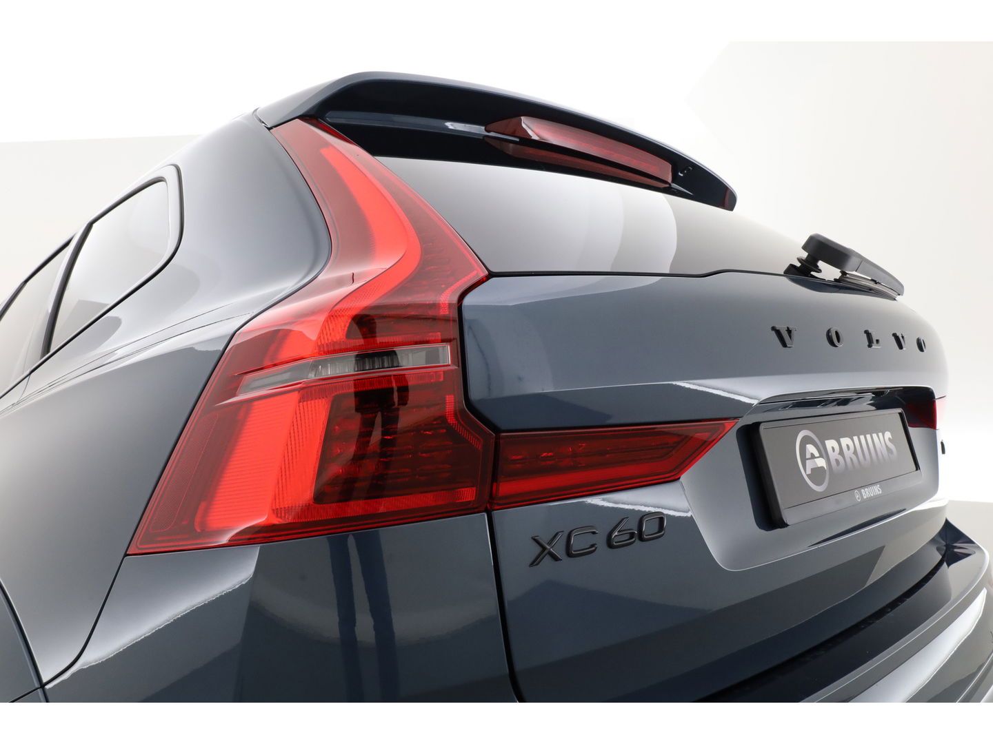 Volvo XC60 2.0 T6 Plug-in hybrid AWD Ultra Black Edition | Facelift | Luchtvering | Gelaagd glas | Trekhaak | ACC | 22 inch | Head-up | 360 cam | H&K audio | Pano |