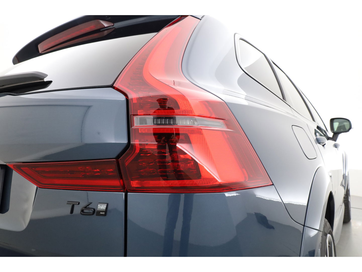 Volvo XC60 2.0 T6 Plug-in hybrid AWD Ultra Black Edition | Facelift | Luchtvering | Gelaagd glas | Trekhaak | ACC | 22 inch | Head-up | 360 cam | H&K audio | Pano |