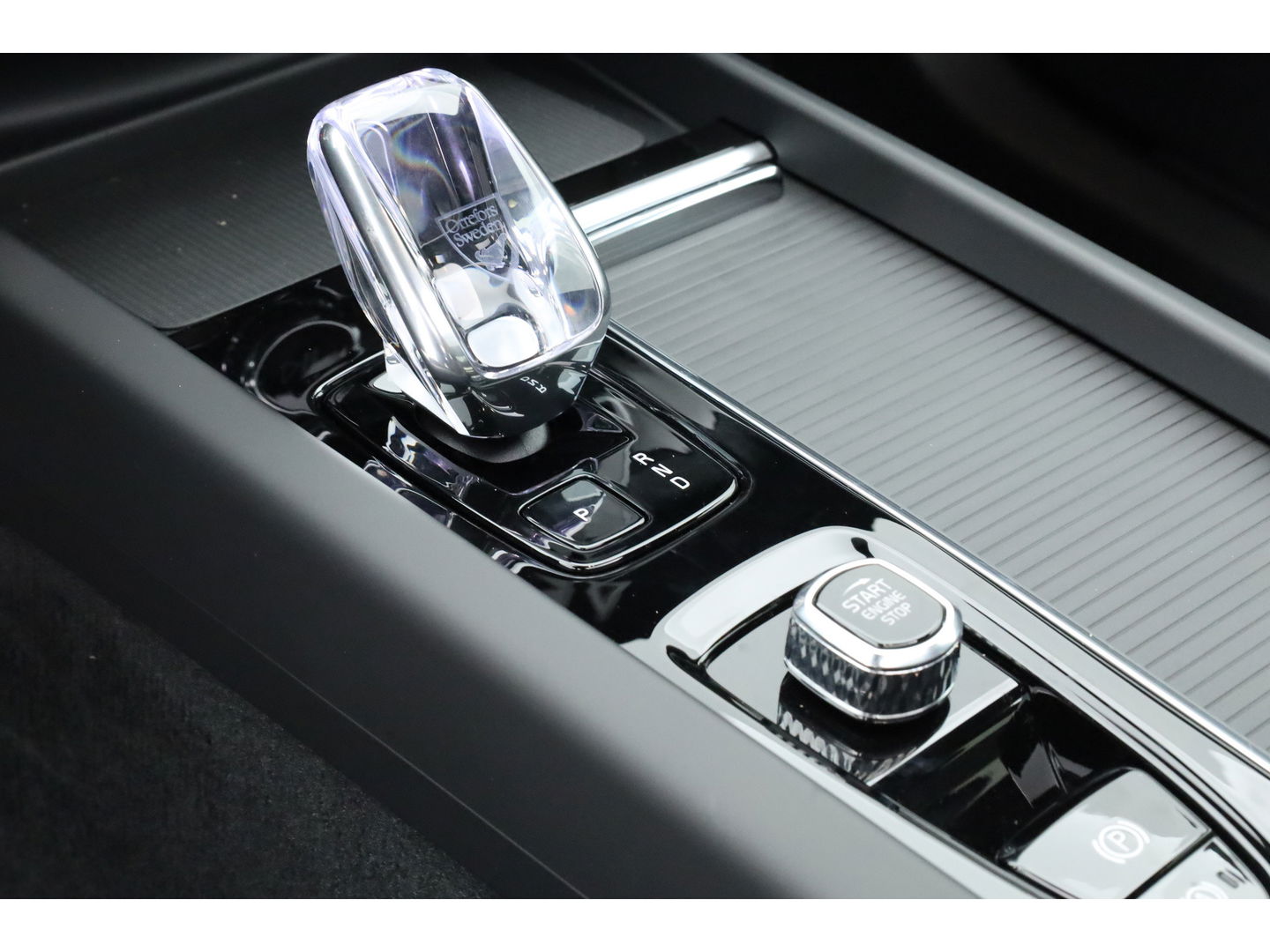 Volvo XC60 2.0 T6 Plug-in hybrid AWD Ultra Black Edition | Facelift | Luchtvering | Gelaagd glas | Trekhaak | ACC | 22 inch | Head-up | 360 cam | H&K audio | Pano |