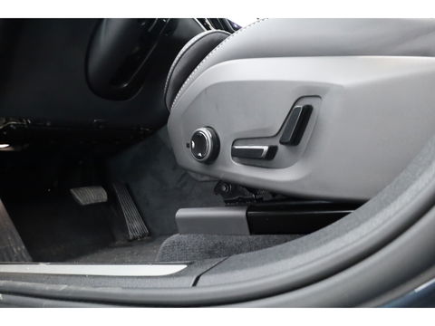 Volvo XC60 2.0 T6 Plug-in hybrid AWD Ultra Black Edition | Facelift | Luchtvering | Gelaagd glas | Trekhaak | ACC | 22 inch | Head-up | 360 cam | H&K audio | Pano |