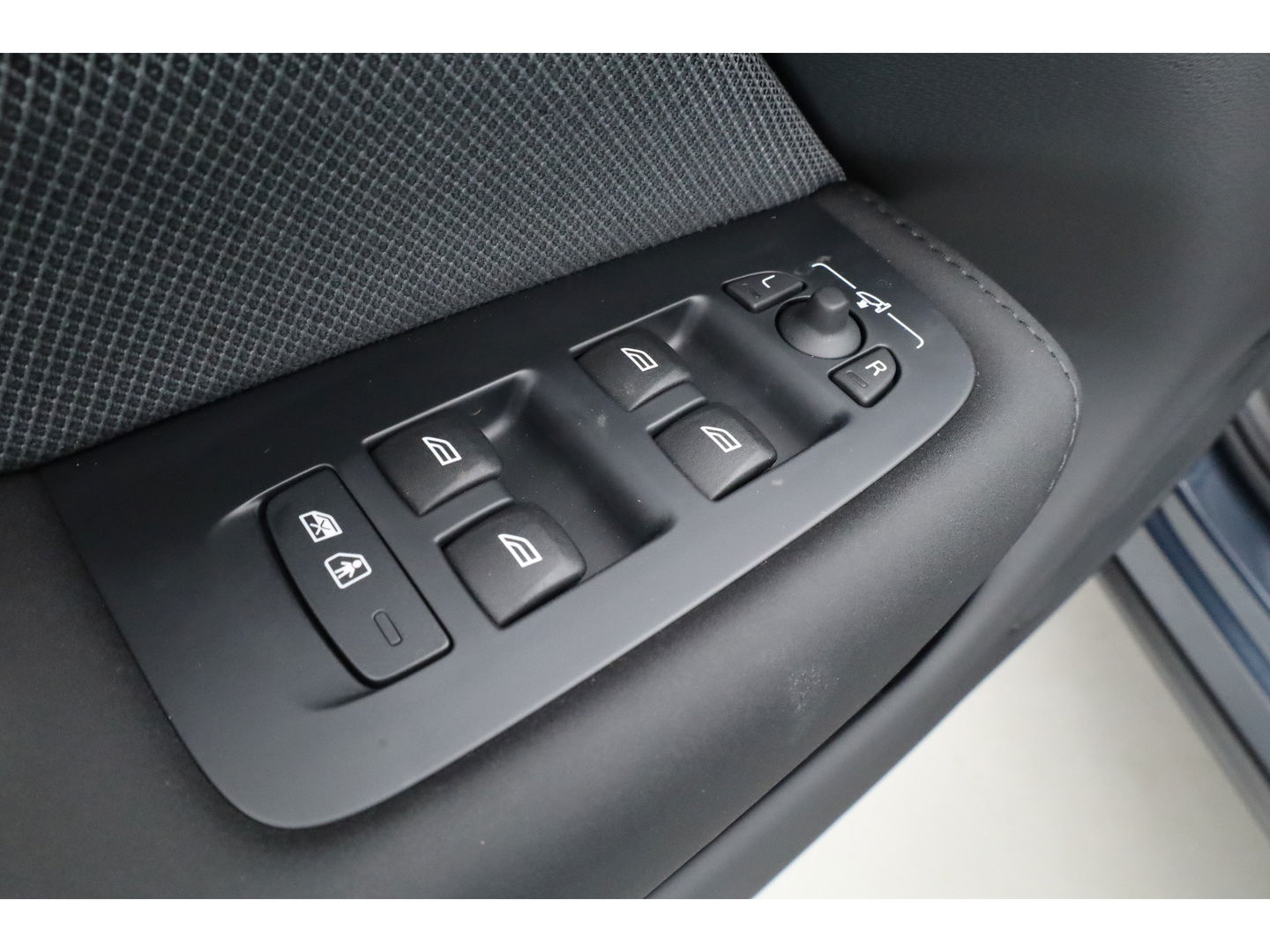 Volvo XC60 2.0 T6 Plug-in hybrid AWD Ultra Black Edition | Facelift | Luchtvering | Gelaagd glas | Trekhaak | ACC | 22 inch | Head-up | 360 cam | H&K audio | Pano |