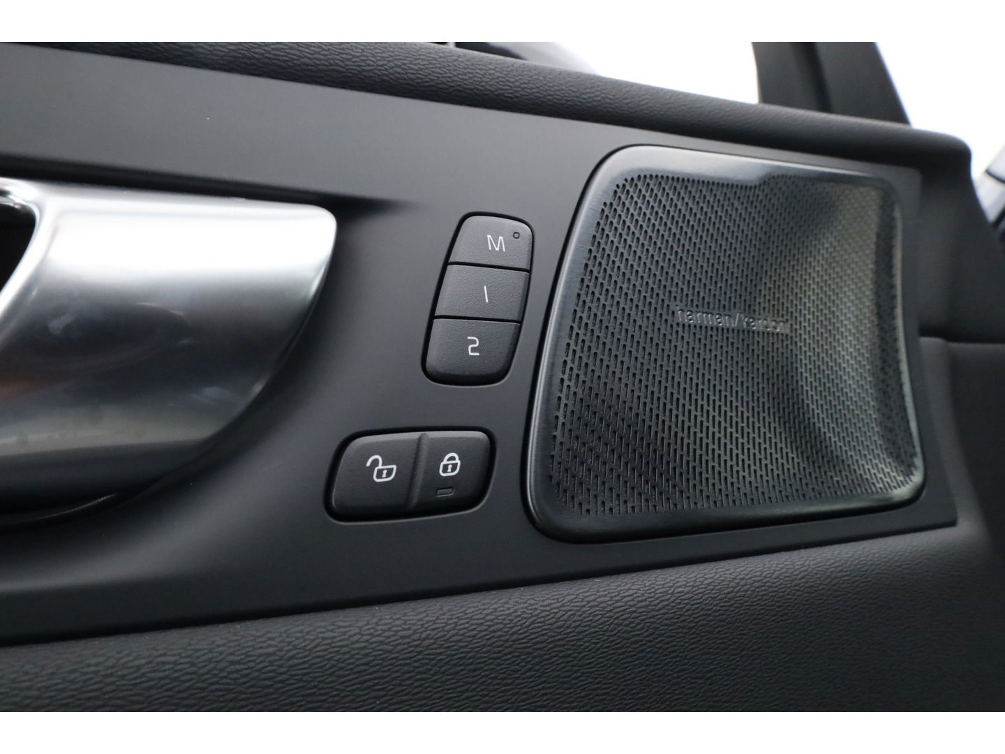 Volvo XC60 2.0 T6 Plug-in hybrid AWD Ultra Black Edition | Facelift | Luchtvering | Gelaagd glas | Trekhaak | ACC | 22 inch | Head-up | 360 cam | H&K audio | Pano |