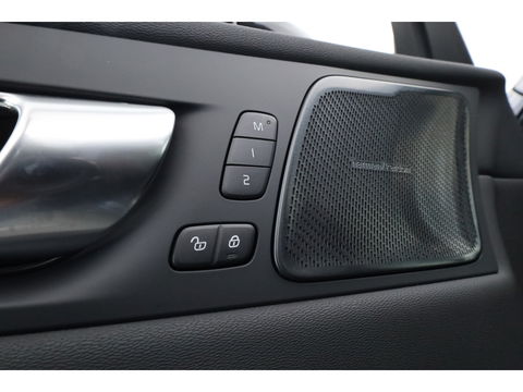 Volvo XC60 2.0 T6 Plug-in hybrid AWD Ultra Black Edition | Facelift | Luchtvering | Gelaagd glas | Trekhaak | ACC | 22 inch | Head-up | 360 cam | H&K audio | Pano |