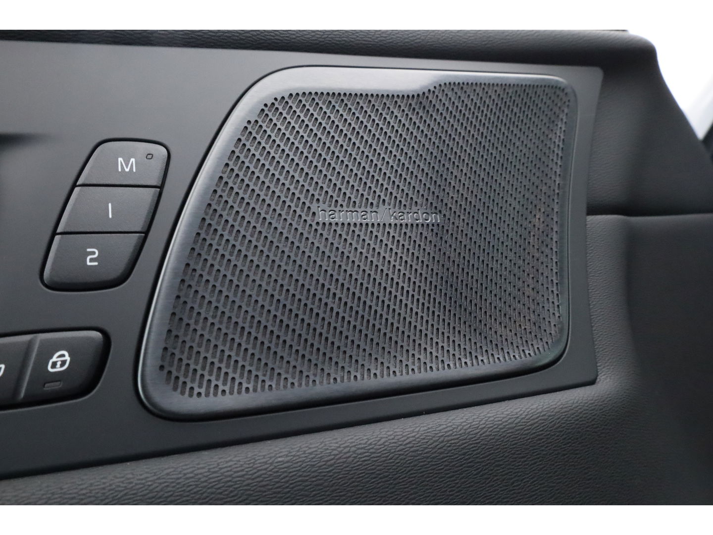 Volvo XC60 2.0 T6 Plug-in hybrid AWD Ultra Black Edition | Facelift | Luchtvering | Gelaagd glas | Trekhaak | ACC | 22 inch | Head-up | 360 cam | H&K audio | Pano |