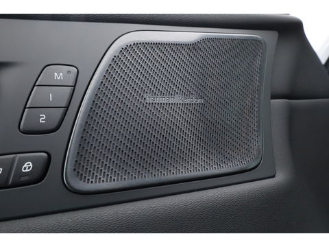 Volvo XC60 2.0 T6 Plug-in hybrid AWD Ultra Black Edition | Facelift | Luchtvering | Gelaagd glas | Trekhaak | ACC | 22 inch | Head-up | 360 cam | H&K audio | Pano |