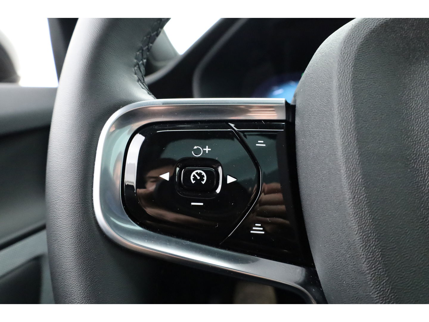 Polestar 2 Long Range Dual motor Plus 82 kWh | Stoelventilatie | Leer |  ACC | Blis | Pano | 360 Camera | Trekhaak | stoel 4 & stuur verwarming |