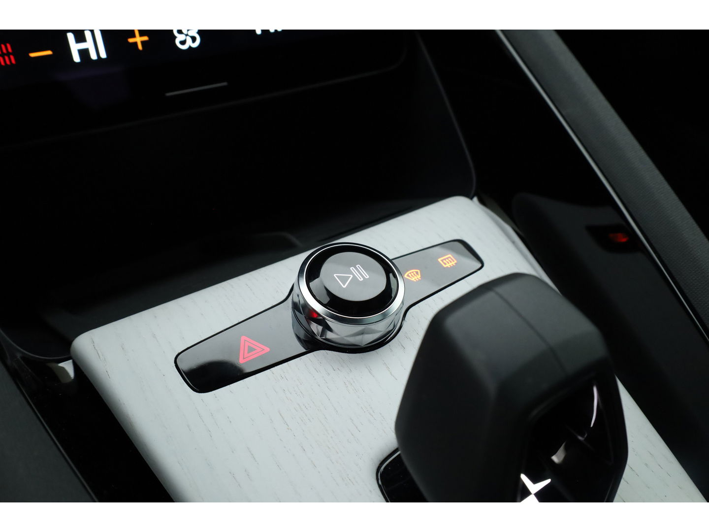 Polestar 2 Long Range Dual motor Plus 82 kWh | Stoelventilatie | Leer |  ACC | Blis | Pano | 360 Camera | Trekhaak | stoel 4 & stuur verwarming |