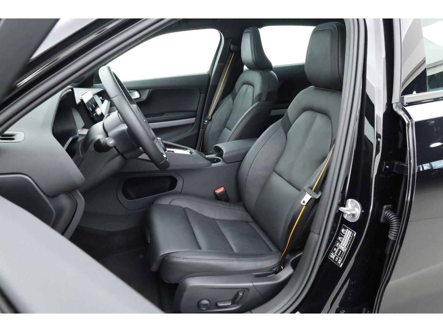 Polestar 2 Long Range Dual motor Plus 82 kWh | Stoelventilatie | Leer |  ACC | Blis | Pano | 360 Camera | Trekhaak | stoel 4 & stuur verwarming |