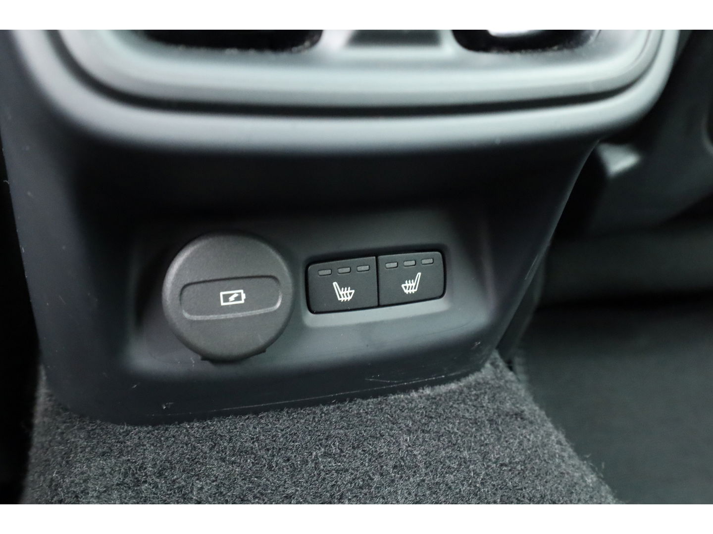 Polestar 2 Long Range Dual motor Plus 82 kWh | Stoelventilatie | Leer |  ACC | Blis | Pano | 360 Camera | Trekhaak | stoel 4 & stuur verwarming |