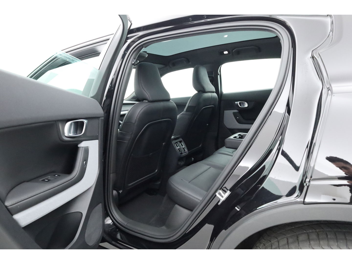 Polestar 2 Long Range Dual motor Plus 82 kWh | Stoelventilatie | Leer |  ACC | Blis | Pano | 360 Camera | Trekhaak | stoel 4 & stuur verwarming |