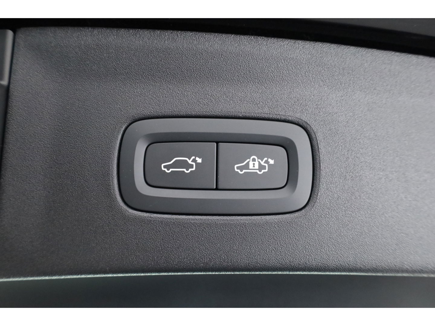 Polestar 2 Long Range Dual motor Plus 82 kWh | Stoelventilatie | Leer |  ACC | Blis | Pano | 360 Camera | Trekhaak | stoel 4 & stuur verwarming |