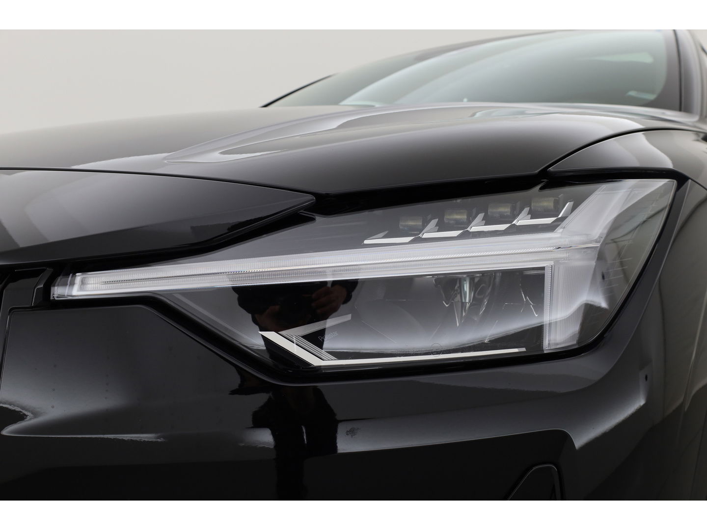 Polestar 2 Long Range Dual motor Plus 82 kWh | Stoelventilatie | Leer |  ACC | Blis | Pano | 360 Camera | Trekhaak | stoel 4 & stuur verwarming |