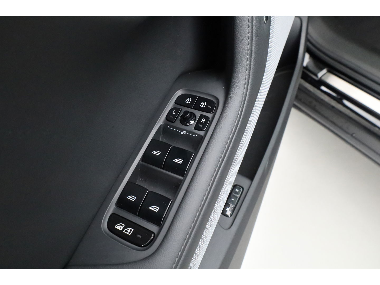 Polestar 2 Long Range Dual motor Plus 82 kWh | Stoelventilatie | Leer |  ACC | Blis | Pano | 360 Camera | Trekhaak | stoel 4 & stuur verwarming |