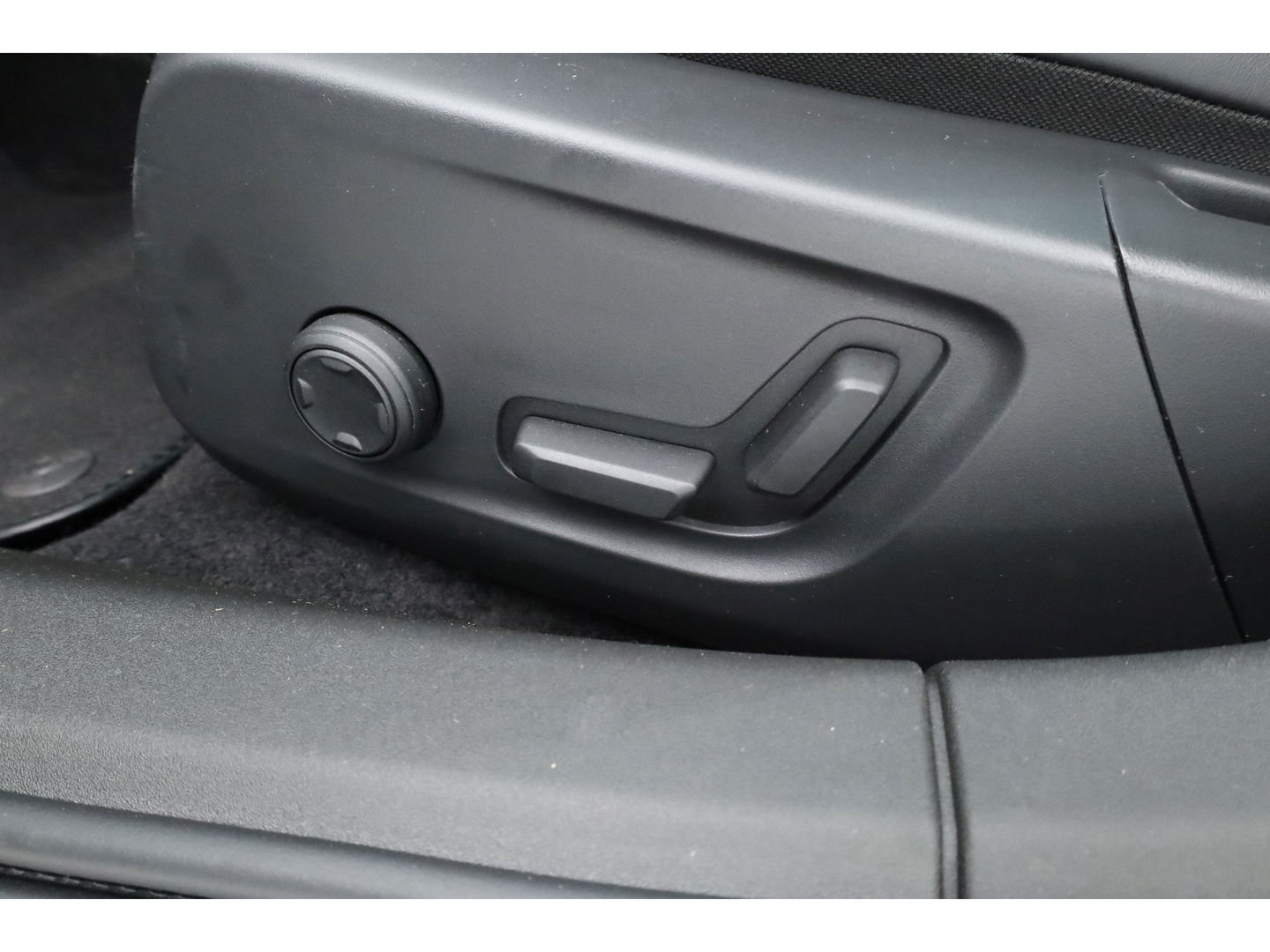 Polestar 2 Long Range Dual motor Plus 82 kWh | Stoelventilatie | Leer |  ACC | Blis | Pano | 360 Camera | Trekhaak | stoel 4 & stuur verwarming |