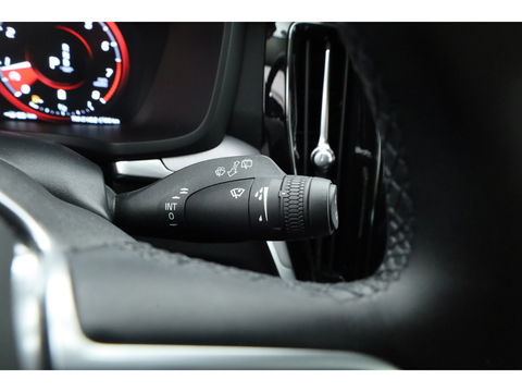 Volvo V60 2.0 B4 Momentum Business | ACC | Trekhaak | Carplay | stoel verwarming |