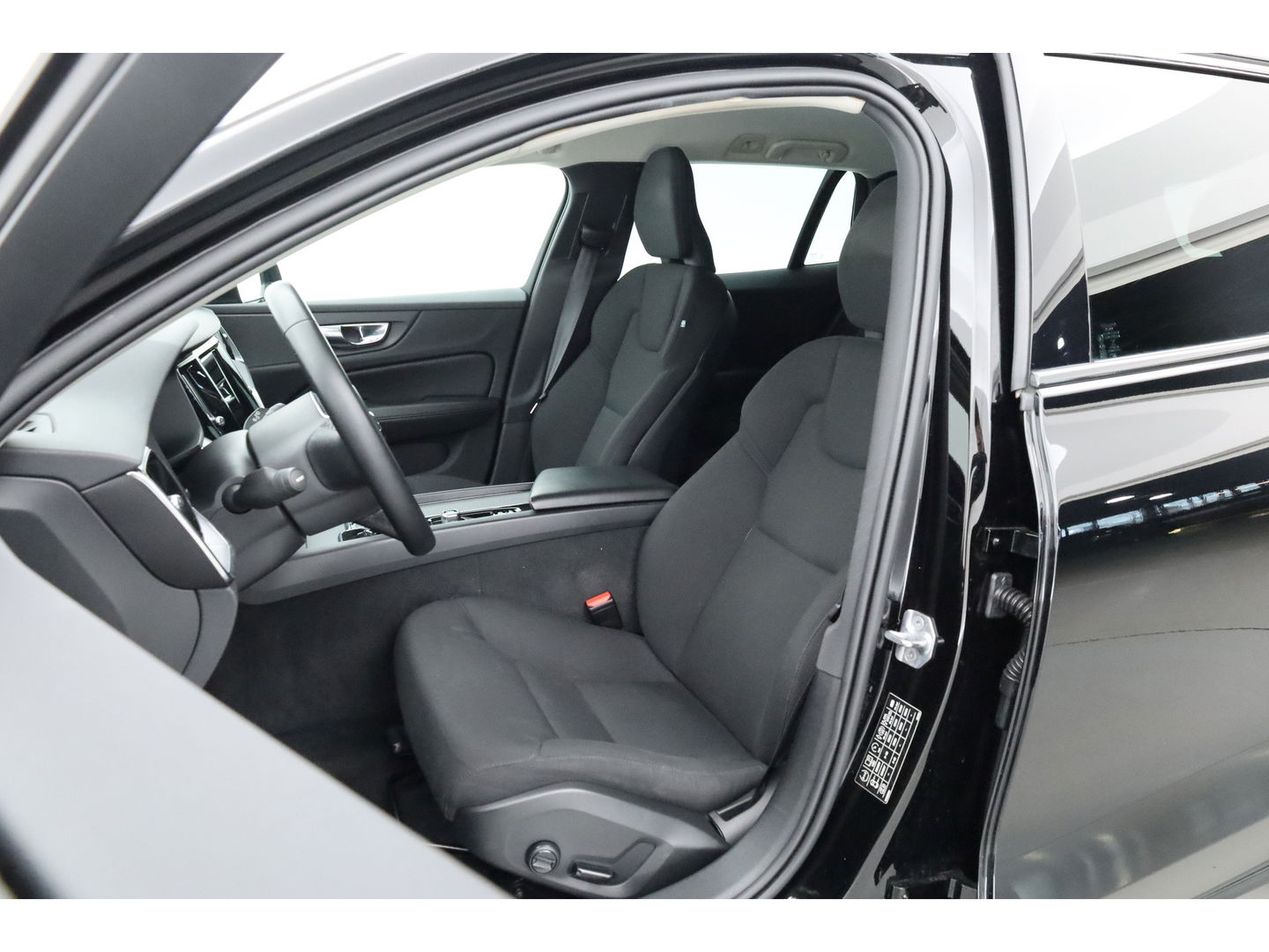 Volvo V60 2.0 B4 Momentum Business | ACC | Trekhaak | Carplay | stoel verwarming |