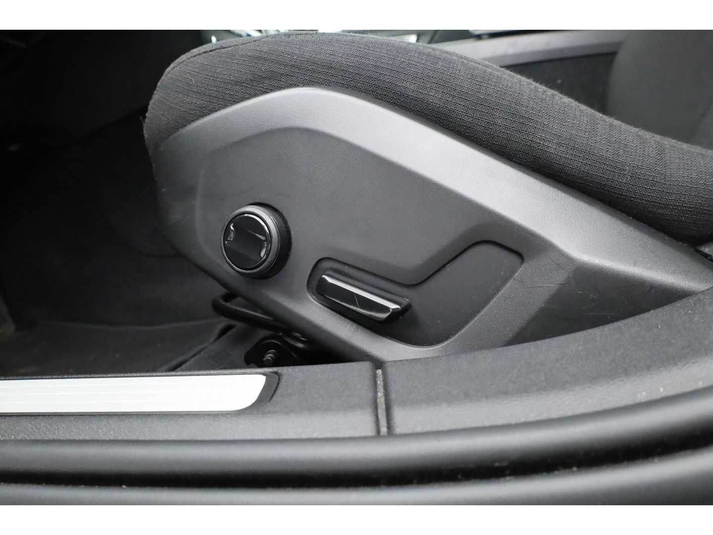 Volvo V60 2.0 B4 Momentum Business | ACC | Trekhaak | Carplay | stoel verwarming |