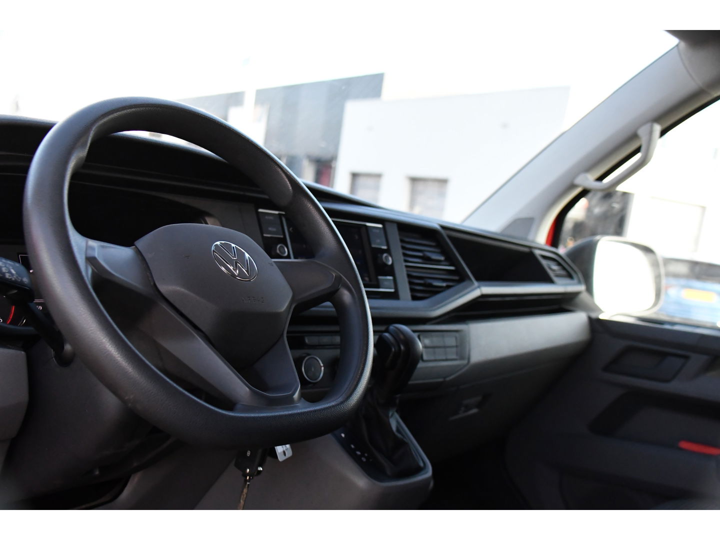 Volkswagen Transporter 2.0 TDI L2H1 30 DC PB Edition MARGE! Camera, Cruise, Carplay, 150pk, Trekhaak, Multimedia, Automaat, Sensoren, Uniek!