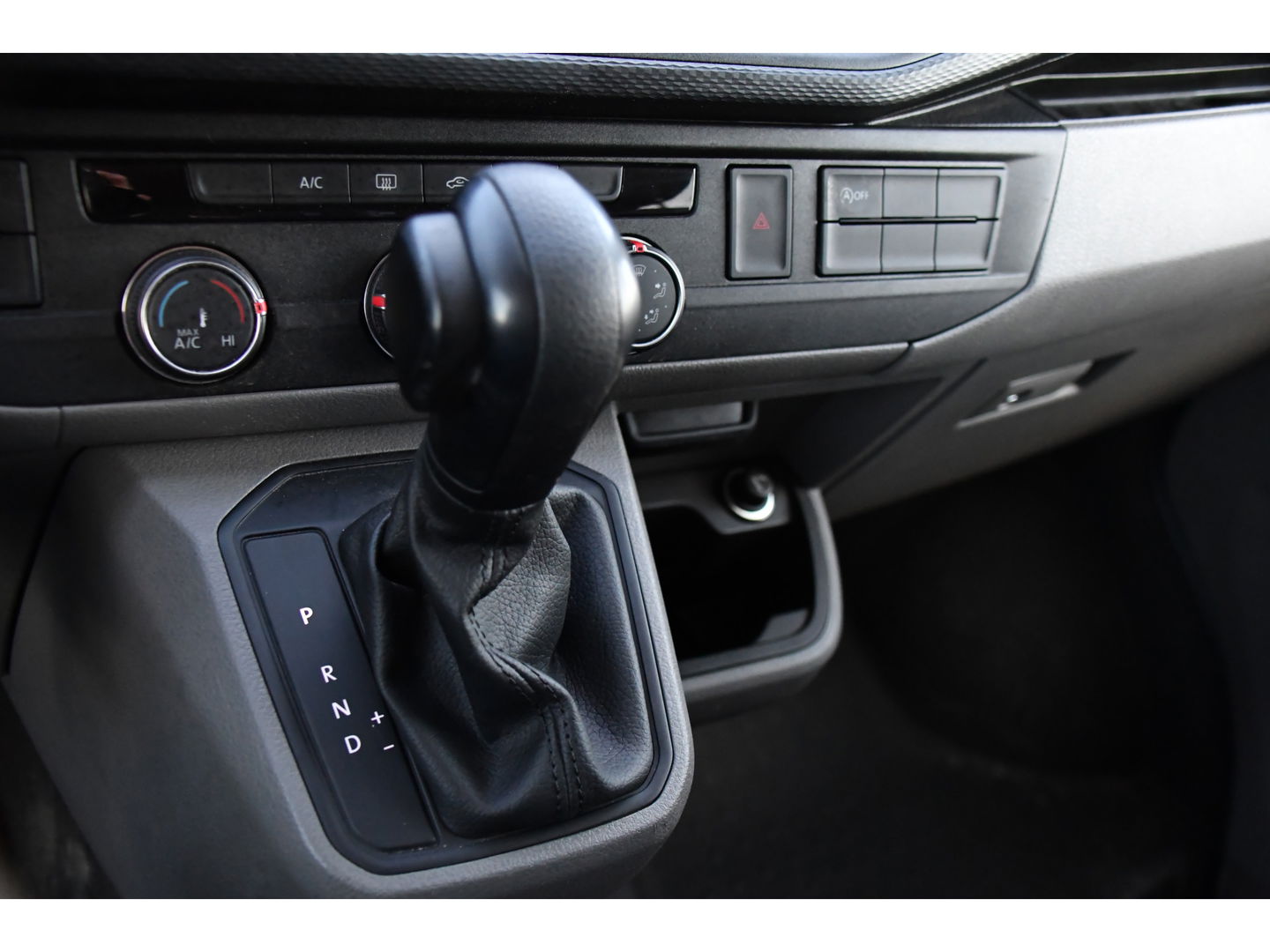 Volkswagen Transporter 2.0 TDI L2H1 30 DC PB Edition MARGE! Camera, Cruise, Carplay, 150pk, Trekhaak, Multimedia, Automaat, Sensoren, Uniek!