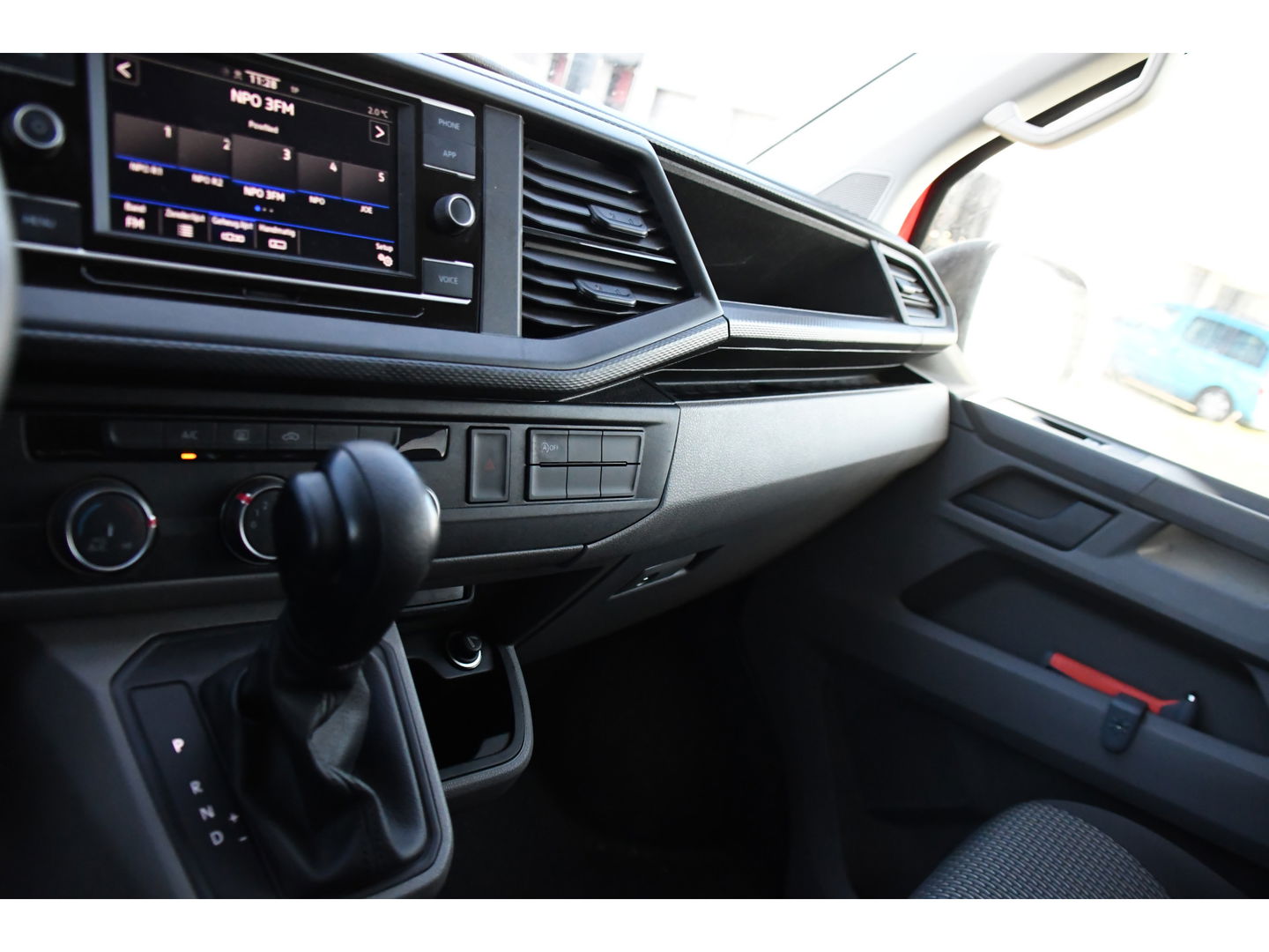 Volkswagen Transporter 2.0 TDI L2H1 30 DC PB Edition MARGE! Camera, Cruise, Carplay, 150pk, Trekhaak, Multimedia, Automaat, Sensoren, Uniek!