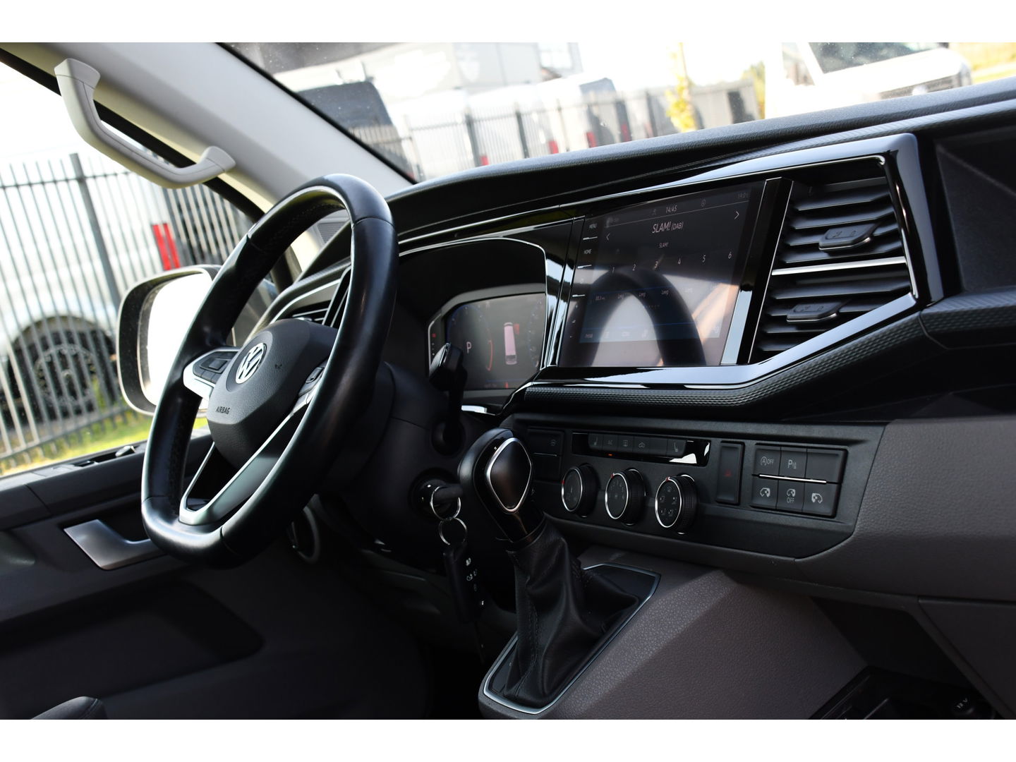 Volkswagen Transporter 2.0 TDI L2H1 30 DC Bulli Virtual, Carplay, Camera, LED, 150pk, 2 x Schuifdeur, Automaat, Trekhaak, Uniek!