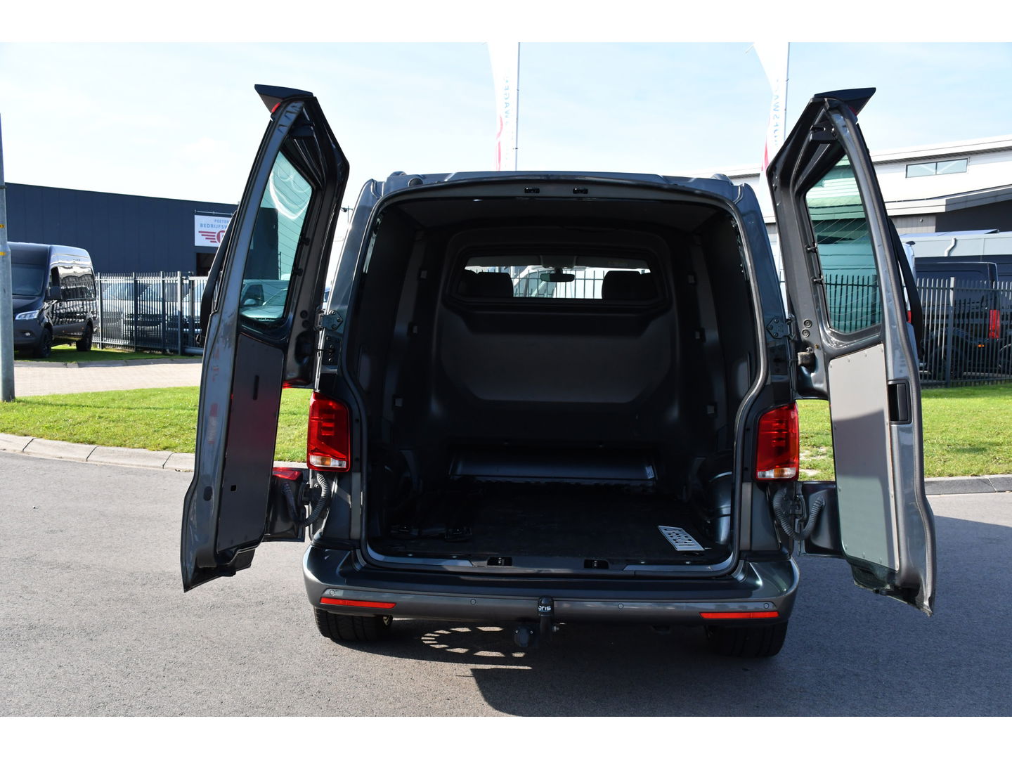 Volkswagen Transporter 2.0 TDI L2H1 30 DC Bulli Virtual, Carplay, Camera, LED, 150pk, 2 x Schuifdeur, Automaat, Trekhaak, Uniek!
