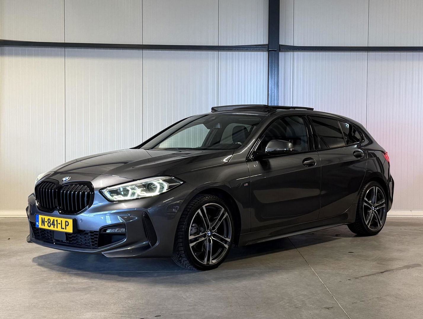 BMW 1 Serie 118i M-Sport Pano Camera Carplay High Executive