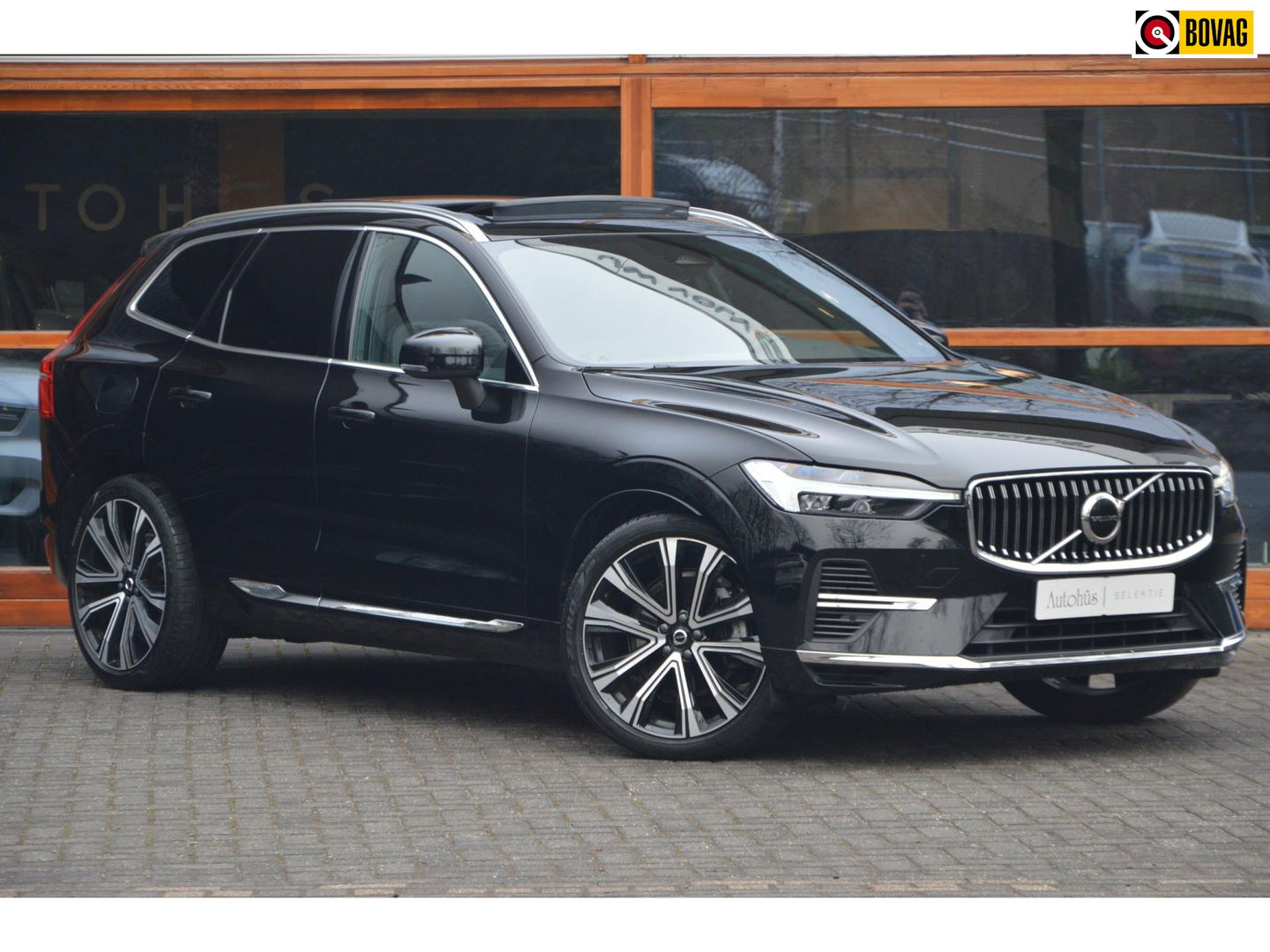 Volvo XC60 T8 Hybride AWD Plus Bright | Luchtvering | Trekhaak | Panoramadak | Stoel + Stuur Verwarmd | Harman/Kardon | Camera |