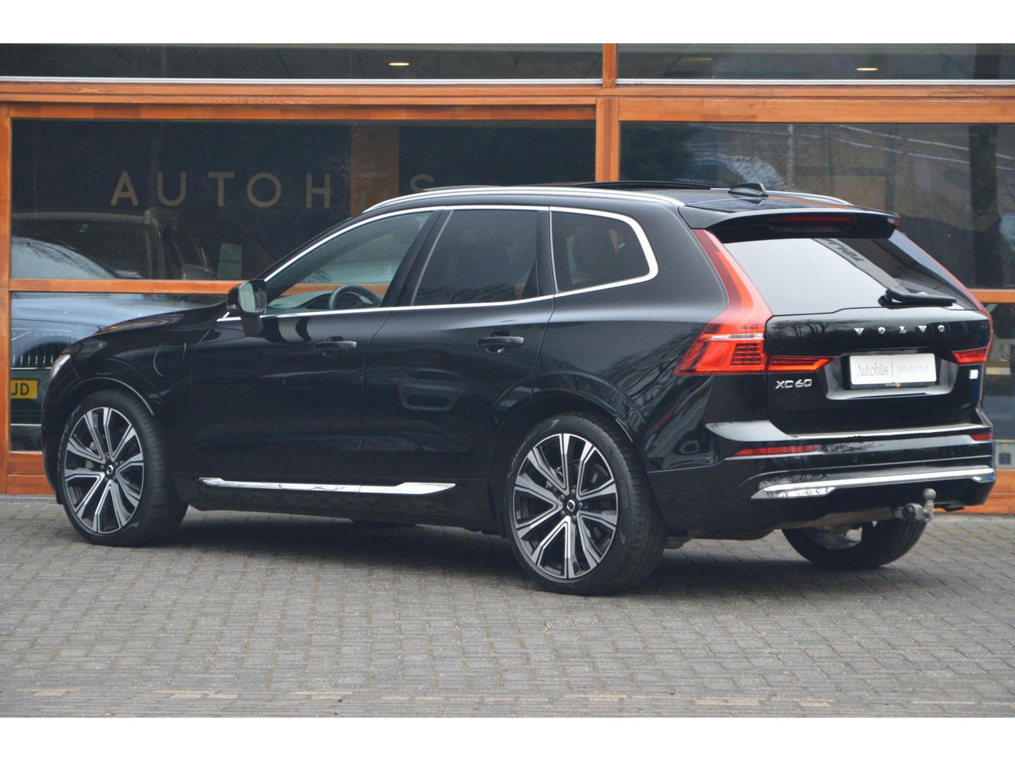 Volvo XC60 T8 Hybride AWD Plus Bright | Luchtvering | Trekhaak | Panoramadak | Stoel + Stuur Verwarmd | Harman/Kardon | Camera |