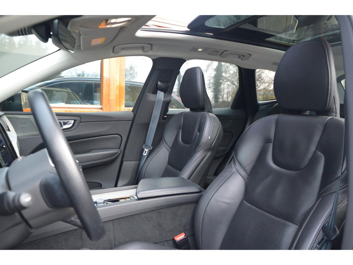 Volvo XC60 T6 Hybride LONG RANGE | Luchtvering | Massage | Stoelventilatie | Panoramadak | 360° Camera | Harman/Kardon |